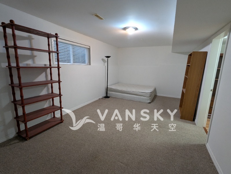 260815110415_house pics-bedroom1.jpg